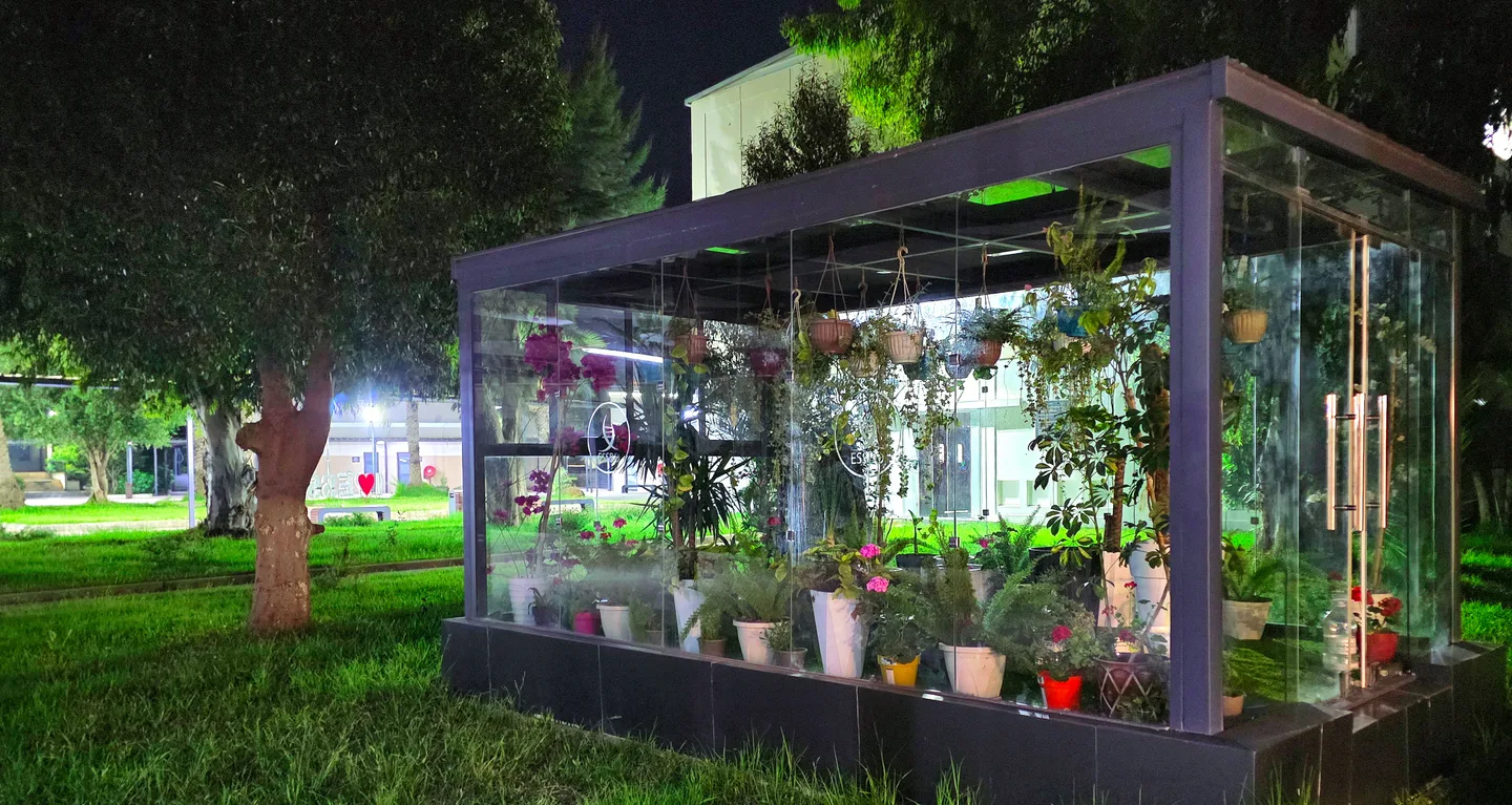 Les espaces extérieurs du campus en soirée
