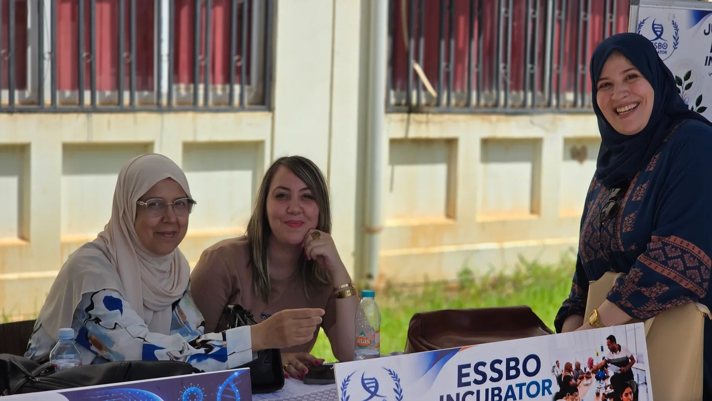 Échanges au stand de l’incubateur ESSBO